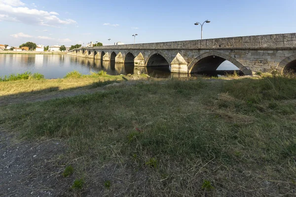 SVILENGRAD, BULGARIA - 19 Temmuz 2020: Maritsa Nehri üzerindeki 16. yüzyıl Mustafa Paşa Köprüsü (Eski Köprü) Bulgaristan 'ın Haskovo Bölgesi, Svilengrad kentindeki