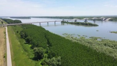 Vidin 'in havadan görüşü - Romanya ile Bulgaristan arasındaki Tuna Nehri üzerindeki Calafat köprüsü