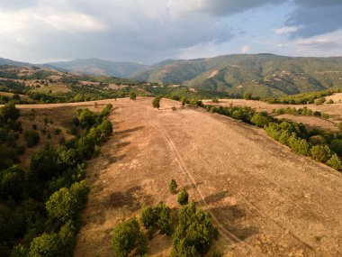 Bulgaristan 'ın Blagoevgrad bölgesindeki Ograzhden Dağı' nın hava gün batımı manzarası