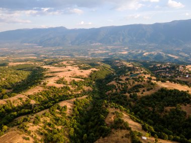 Bulgaristan 'ın Blagoevgrad bölgesindeki Ograzhden Dağı' nın hava gün batımı manzarası
