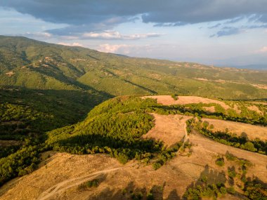 Bulgaristan 'ın Blagoevgrad bölgesindeki Ograzhden Dağı' nın hava gün batımı manzarası