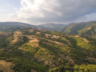 Bulgaristan 'ın Blagoevgrad bölgesindeki Ograzhden Dağı' nın hava gün batımı manzarası