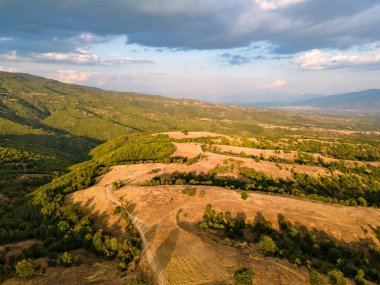 Bulgaristan 'ın Blagoevgrad bölgesindeki Ograzhden Dağı' nın hava gün batımı manzarası