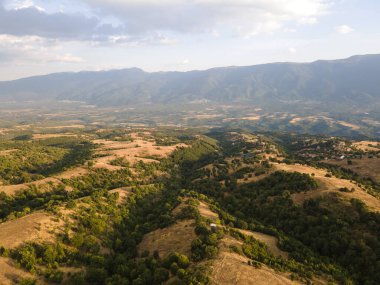 Bulgaristan 'ın Blagoevgrad bölgesindeki Ograzhden Dağı' nın hava gün batımı manzarası