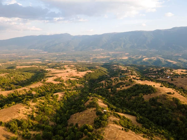 Bulgaristan 'ın Blagoevgrad bölgesindeki Ograzhden Dağı' nın hava gün batımı manzarası