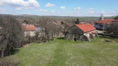 Bulgaristan 'ın Pernik Bölgesi' ndeki Egalnitsa köyündeki Aziz Simeon Stylites Kilisesi 'nin hava manzarası