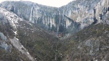 Bulgaristan 'ın Vratsa kenti yakınlarındaki Balkanlar' ın en yüksek şelalesi Vrachanska Skaklya 'nın inanılmaz manzarası