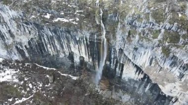 Bulgaristan 'ın Vratsa kenti yakınlarındaki Balkanlar' ın en yüksek şelalesi Vrachanska Skaklya 'nın inanılmaz manzarası
