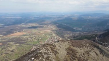 Bulgaristan 'ın Vratsa kenti yakınlarındaki Balkan Dağları' nın İnanılmaz Havadan Baharı Manzarası