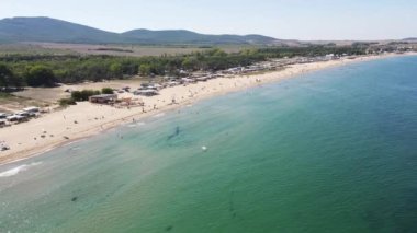 Bulgaristan 'ın Burgaz Bölgesi' nin Sozopol kasabası yakınlarındaki Gradina (Bahçe) plajının havadan manzarası 
