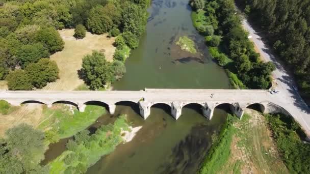 19世紀ブルガリアのルセ地方バイアラのコリュフィケト橋 Kolyu Ficheto Bridge として知られるヤントラ川に架かる19世紀の橋の空中写真 — ストック動画