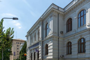 BUCHAREST, ROMANIA - 16 AĞUSTOS 2021: Tipik cadde ve Romanya 'nın Bükreş şehir merkezinde buding