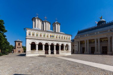 BUCHAREST, ROMANIA - 16 Ağustos 2021: Romanya 'nın Bükreş kentindeki Patrikhane ve Aziz Konstantin Katedrali ve Helena