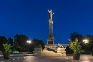 RUSE, BULGARIA - 15 Ağustos 2021: Bulgaristan 'ın Ruse kentindeki Özgürlük Anıtı' nın gün batımı görünümü