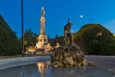 RUSE, BULGARIA - 15 Ağustos 2021: Bulgaristan 'ın Ruse kentindeki Özgürlük Anıtı' nın gün batımı görünümü