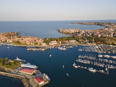 Bulgaristan 'ın Burgaz Bölgesi' ndeki Sozopol limanı ve eski kentin hava gün batımı manzarası