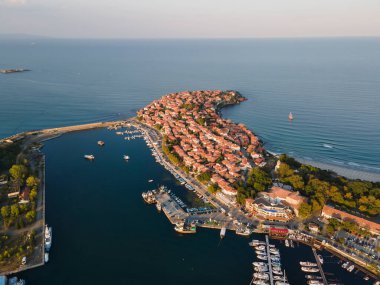 Bulgaristan 'ın Burgaz Bölgesi' ndeki Sozopol limanı ve eski kentin hava gün batımı manzarası