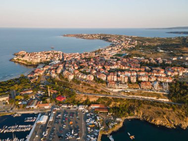 Bulgaristan 'ın Burgaz Bölgesi' ndeki Sozopol limanı ve eski kentin hava gün batımı manzarası