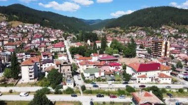 Bulgaristan 'ın ünlü kayak beldesi Chepelare' nin hava manzarası, Smolyan Bölgesi, Bulgaristan