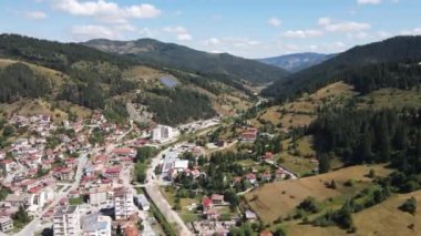 Bulgaristan 'ın ünlü kayak beldesi Chepelare' nin hava manzarası, Smolyan Bölgesi, Bulgaristan