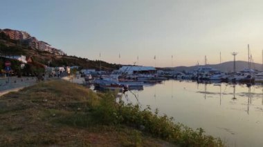 SOZOPOL, BULGARIA - 11 Eylül 2021: Eski kasaba ve Sozopol limanının günbatımı manzarası, Bulgaristan 'ın Burgaz Bölgesi