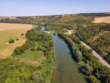 Bulgaristan 'ın Byala kentindeki Kolyu Ficheto Köprüsü olarak bilinen Yantra Nehri üzerindeki Dokuzuncu yüzyıl köprüsünün havadan görünüşü