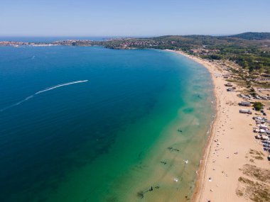 Bulgaristan 'ın Burgaz Bölgesi' nin Sozopol kasabası yakınlarındaki Gradina (Bahçe) plajının havadan manzarası