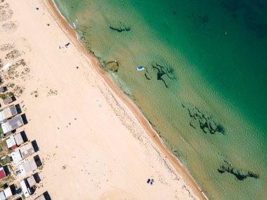 Bulgaristan 'ın Burgaz Bölgesi' nin Sozopol kasabası yakınlarındaki Gradina (Bahçe) plajının havadan manzarası