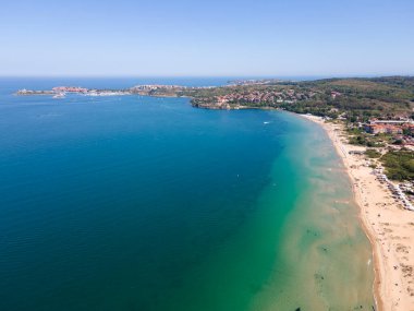 Bulgaristan 'ın Burgaz Bölgesi' nin Sozopol kasabası yakınlarındaki Gradina (Bahçe) plajının havadan manzarası