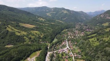 Bulgaristan 'ın Balkan Dağları, Lovech bölgesindeki Ribaritsa köyünün hava manzarası