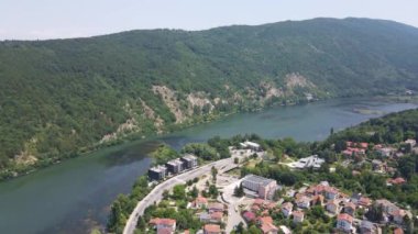 Pancharevo Gölü 'nün havadan yaz manzarası, Sofya şehir bölgesi, Bulgaristan