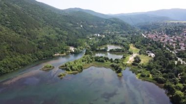 Pancharevo Gölü 'nün havadan yaz manzarası, Sofya şehir bölgesi, Bulgaristan