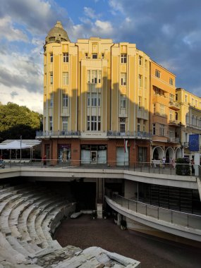 PLOVDIV, BULGARIA - 6 AĞUSTOS 2021: Bulgaristan 'ın Filibe kentindeki Dzhumaya meydanının şaşırtıcı Sunset Manzarası