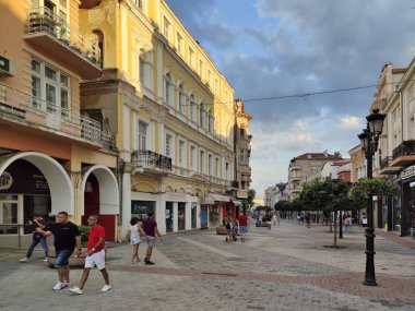 PLOVDIV, BULGARIA - 6 AĞUSTOS 2021: Bulgaristan 'ın Filibe kentindeki Dzhumaya meydanının şaşırtıcı Sunset Manzarası