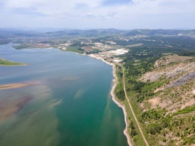 Bulgaristan 'ın Kardzhali bölgesindeki Studen Kladenets Rezervuarı' nın şaşırtıcı hava manzarası