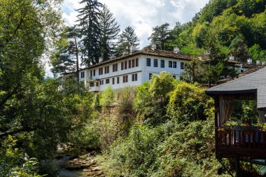 ORESHAK, BULGARIA - 31 Ağustos 2021: Ortaçağ Troyan Varsayım Manastırı, Lovech bölgesi, Bulgaristan