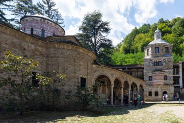ORESHAK, BULGARIA - 31 Ağustos 2021: Ortaçağ Troyan Varsayım Manastırı, Lovech bölgesi, Bulgaristan