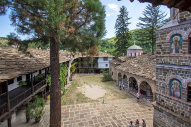 ORESHAK, BULGARIA - 31 Ağustos 2021: Ortaçağ Troyan Varsayım Manastırı, Lovech bölgesi, Bulgaristan