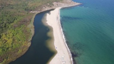 Bulgaristan 'ın Burgaz Bölgesi Sinemorets köyü, Veleka Nehri' nin ağzındaki sahil manzarası