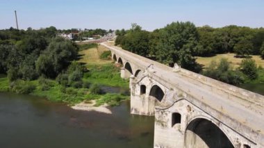 Bulgaristan 'ın Byala kentindeki Kolyu Ficheto Köprüsü olarak bilinen Yantra Nehri üzerindeki Dokuzuncu yüzyıl köprüsünün havadan görünüşü