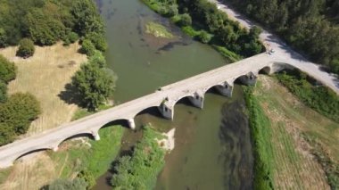 Bulgaristan 'ın Byala kentindeki Kolyu Ficheto Köprüsü olarak bilinen Yantra Nehri üzerindeki Dokuzuncu yüzyıl köprüsünün havadan görünüşü