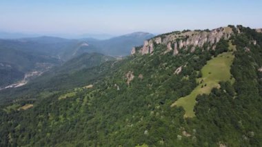 Bulgaristan 'ın Lovech bölgesinin Teteven kasabası yakınlarındaki Balkan Dağı' nın hava manzarası
