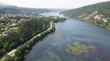 Pancharevo Gölü 'nün havadan yaz manzarası, Sofya şehir bölgesi, Bulgaristan
