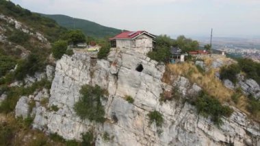 Bulgaristan 'ın Filibe Bölgesi Asenovgrad yakınlarındaki Selanik Kilisesi' nden Aziz Demetrius 'un hava manzarası