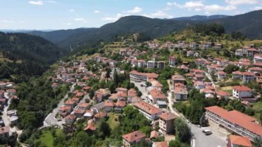 Bulgaristan 'ın Smolyan Bölgesi Momchilovtsi köyünün hava manzarası