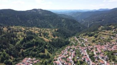 Bulgaristan 'ın Smolyan Bölgesi Momchilovtsi köyünün hava manzarası