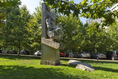 BUCHAREST, ROMANIA - 16 AĞUSTOS 2021: Tipik cadde ve Romanya 'nın Bükreş şehir merkezinde buding