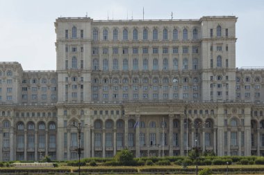 BUCHAREST, ROMANIA - 16 Ağustos 2021: Romanya 'nın Bükreş kentinin merkezindeki Parlamento Sarayı
