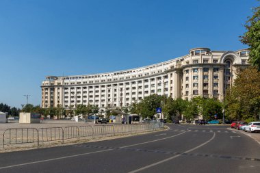 BUCHAREST, ROMANIA - 16 AĞUSTOS 2021: Tipik cadde ve Romanya 'nın Bükreş şehir merkezinde buding