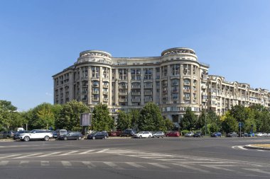 BUCHAREST, ROMANIA - 16 AĞUSTOS 2021: Tipik cadde ve Romanya 'nın Bükreş şehir merkezinde buding